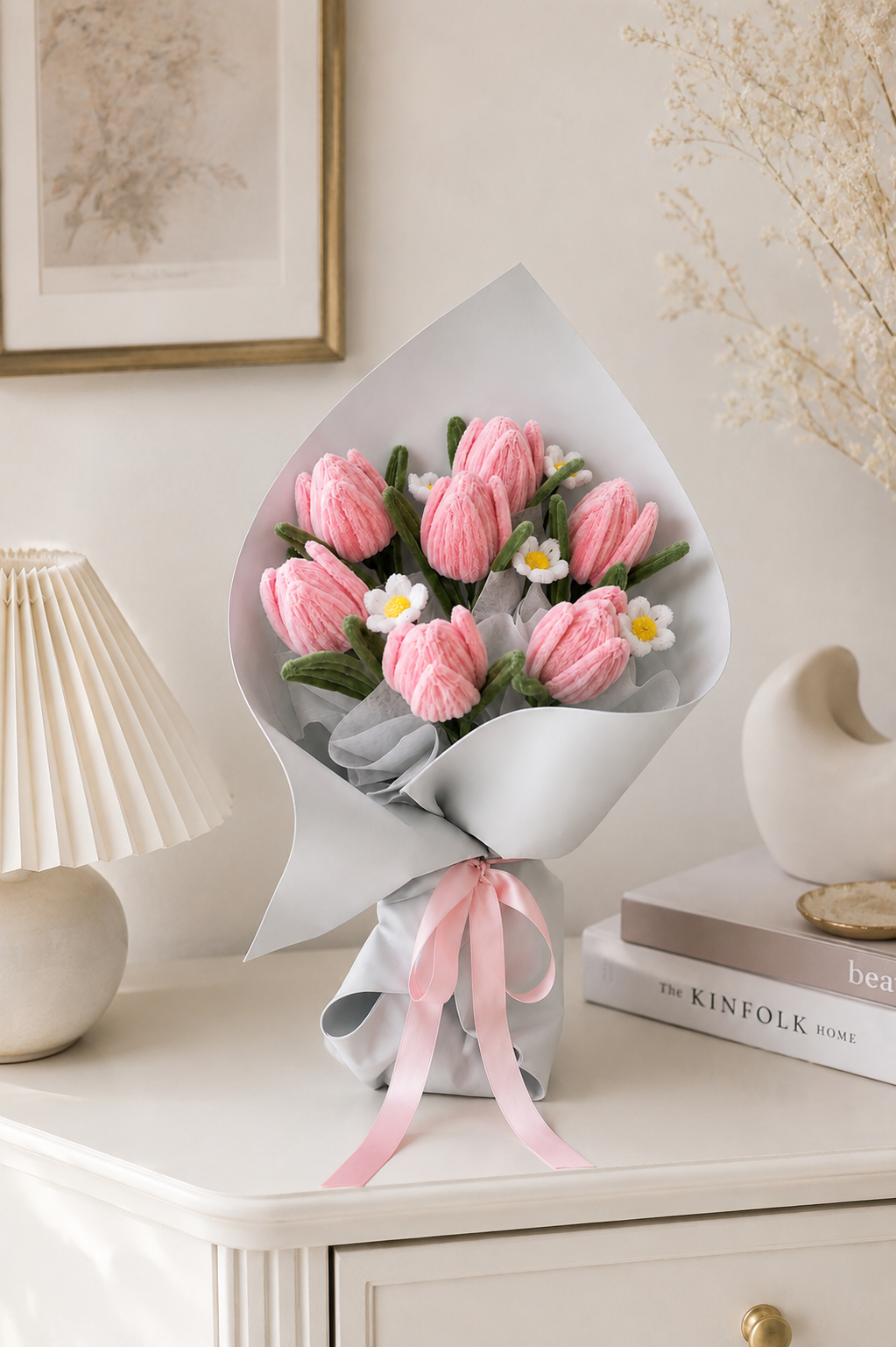 ช่อทิวลิปทำมือสีชมพู Tulip Meadow Sweet จัดวางในมุมห้องโทนอบอุ่น